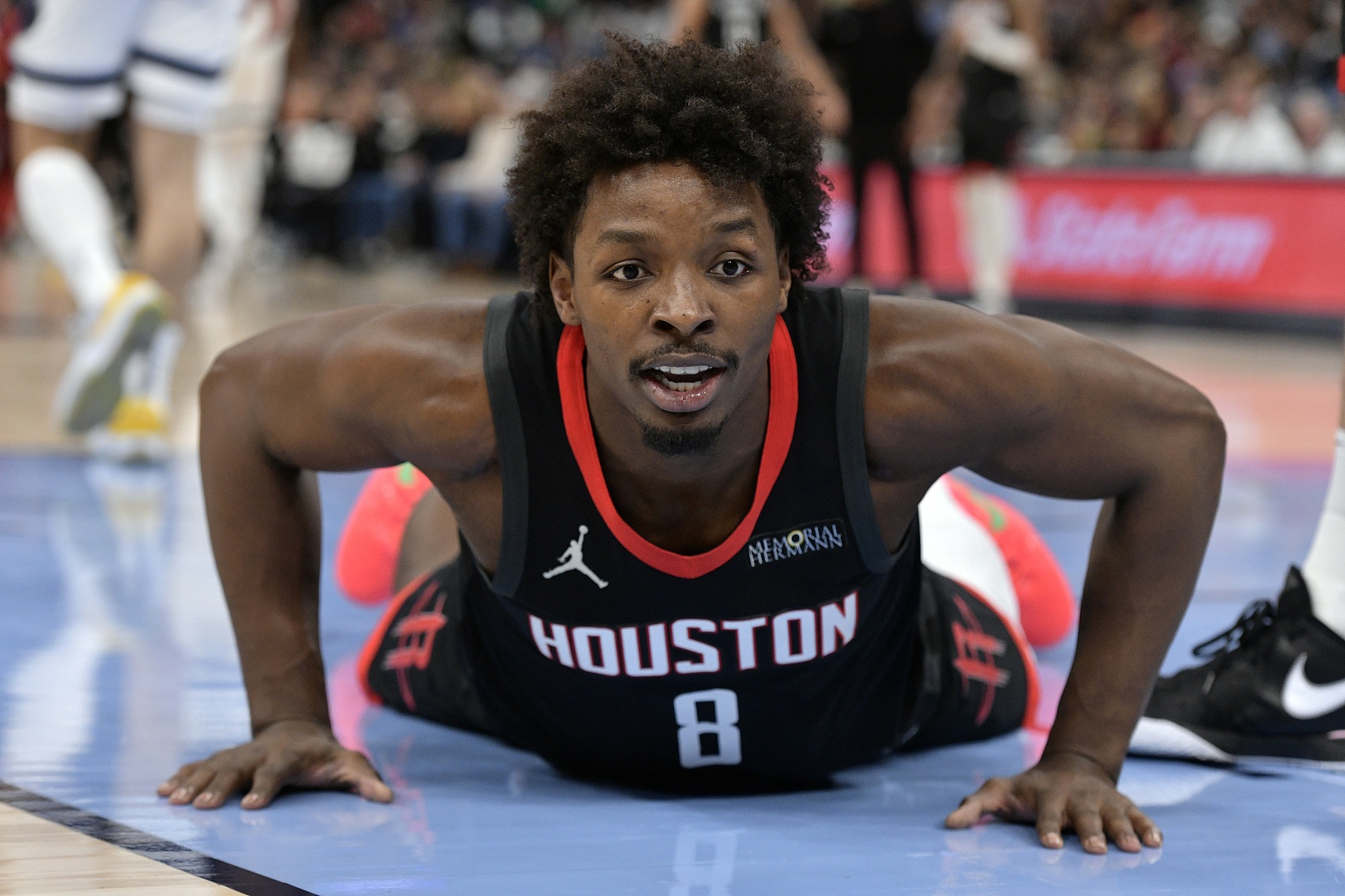 乌度卡谈启用泰特：他能防守更高大的对手 整个替补席表现都很棒